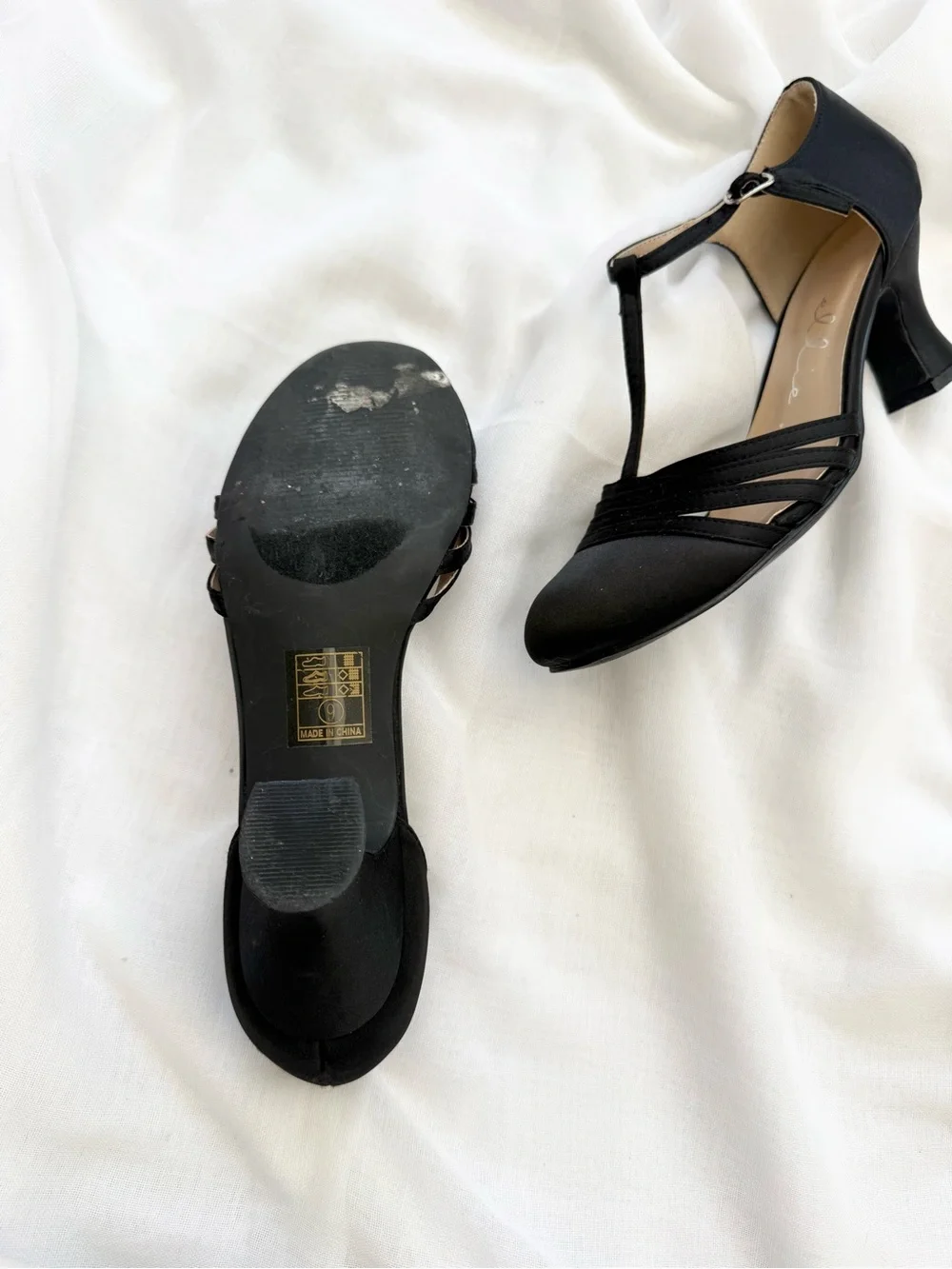 ✿ Vintage 80s Black T-Strap Kitten Heels • Size 9